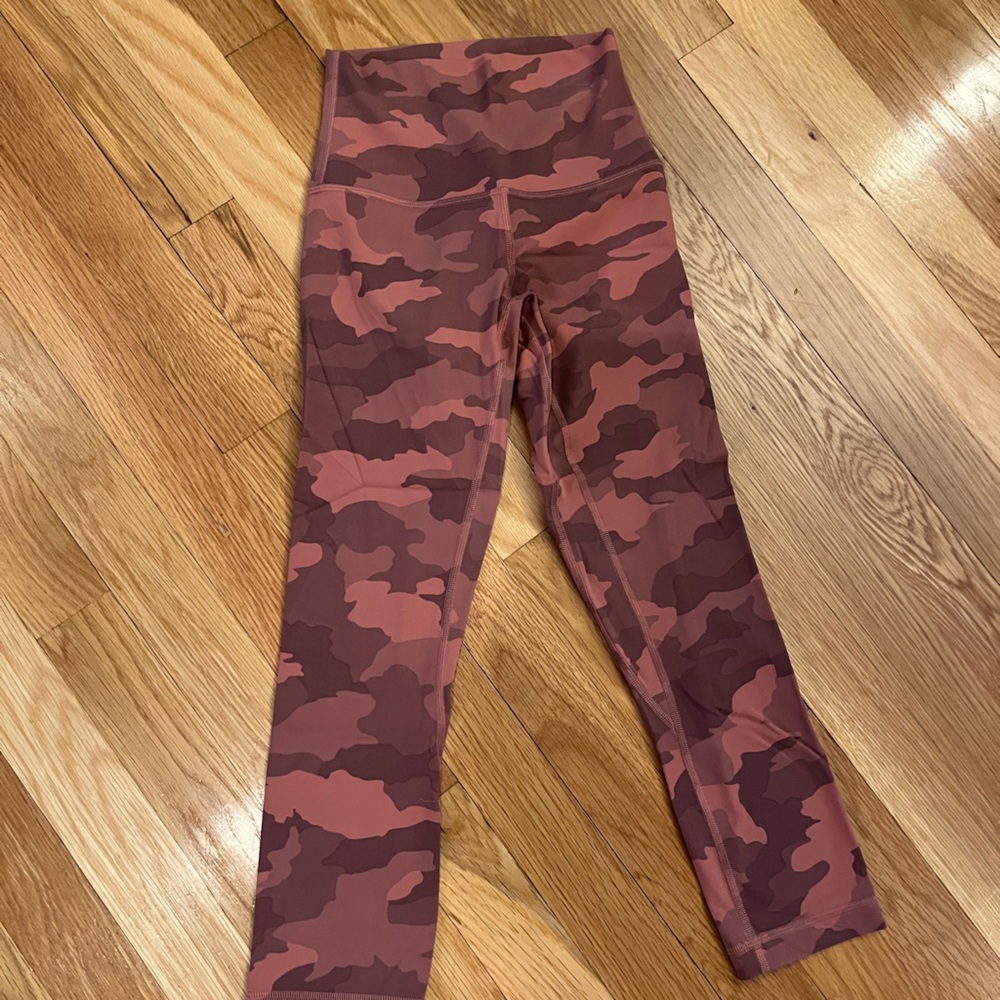 Like new lululemon cropped legging.